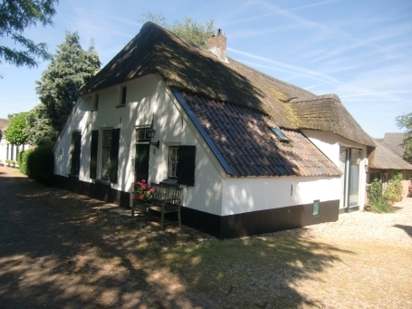 Wijchen-Batenburg : Kerkstraat, Satteldach mit Schilfrohr ( Reet ) und Pfannen abgedeckt.